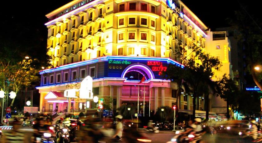 a city street filled with lots of traffic at night, Ninh Kieu 2 Hotel in Cần Thơ