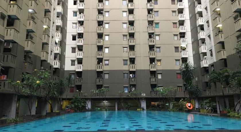 a large swimming pool in a large city, OYO 2402 Apartment Gateway Cicadas By Prisma in Bandung