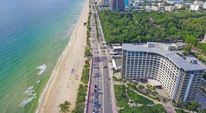 a city with a lot of tall buildings and palm trees, Sonesta Fort Lauderdale Beach in Fort Lauderdale (FL)
