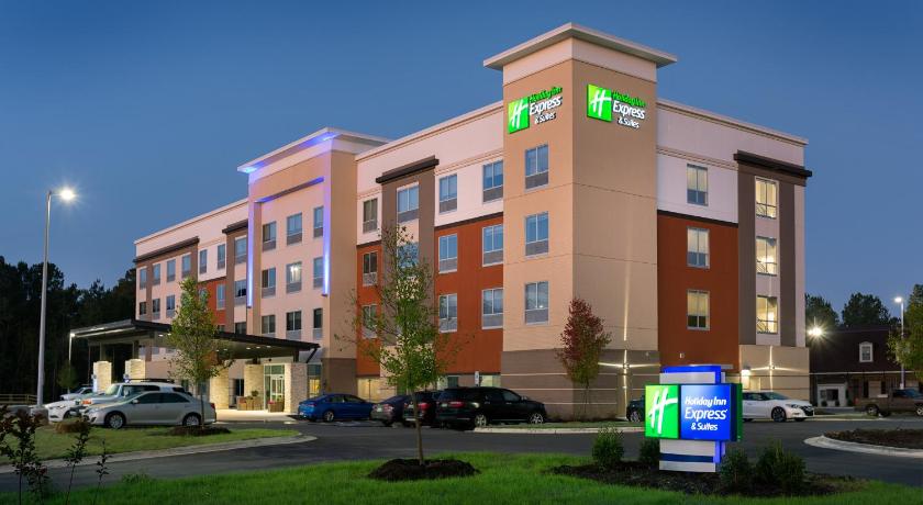 Exterior view, Holiday Inn Express And Suites Fayetteville South in Fayetteville (NC)