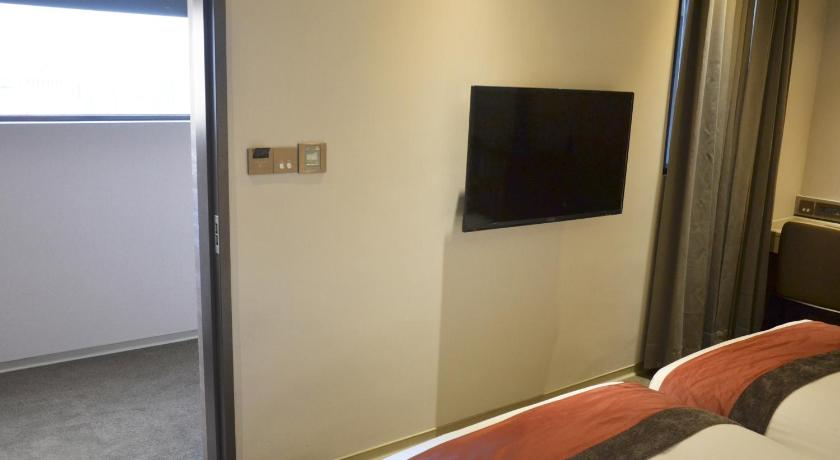 Image of Cozy Twin Room with Corridor-Facing Window 5