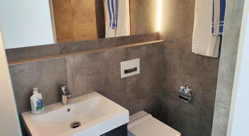 Modern ausgebauter Uberseecontainer als Tiny House photo