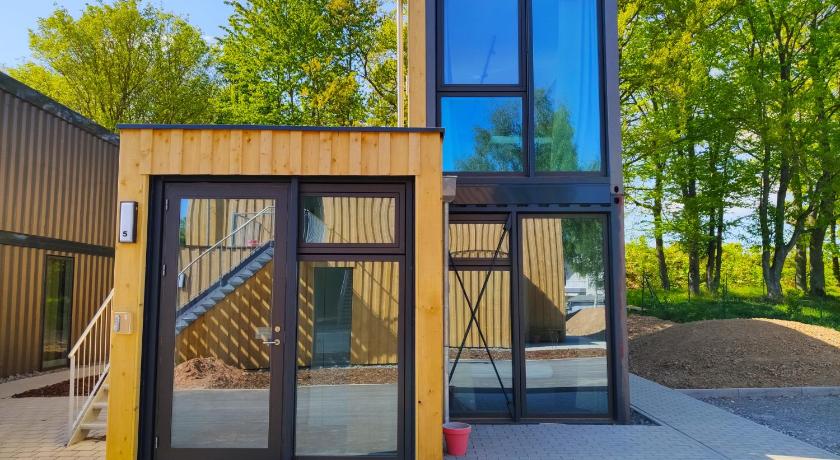 Modern ausgebauter Uberseecontainer als Tiny House photo