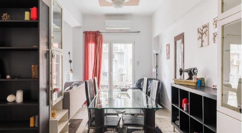 2BD- Perfect Location with square views - image 2