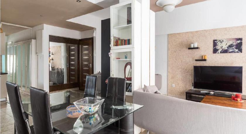 2BD- Perfect Location with square views - image 7