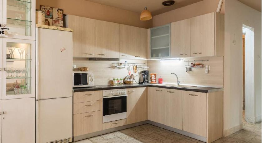 2BD- Perfect Location with square views - image 4