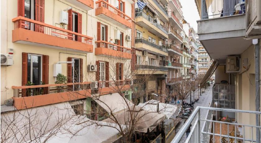 2BD- Perfect Location with square views photo