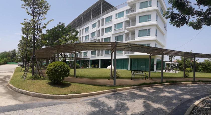 サラブリー The White Garden Premier Saraburi 3つ星 ホテル 眺望