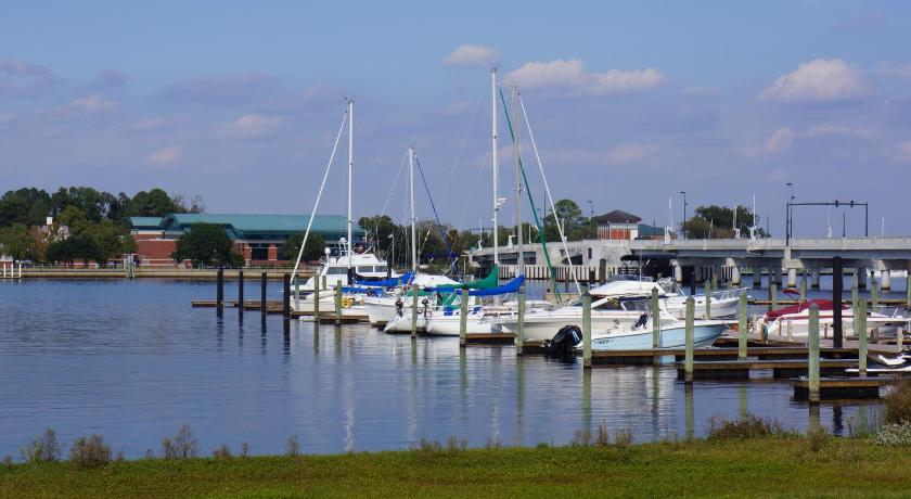 BridgePointe Hotel & Marina