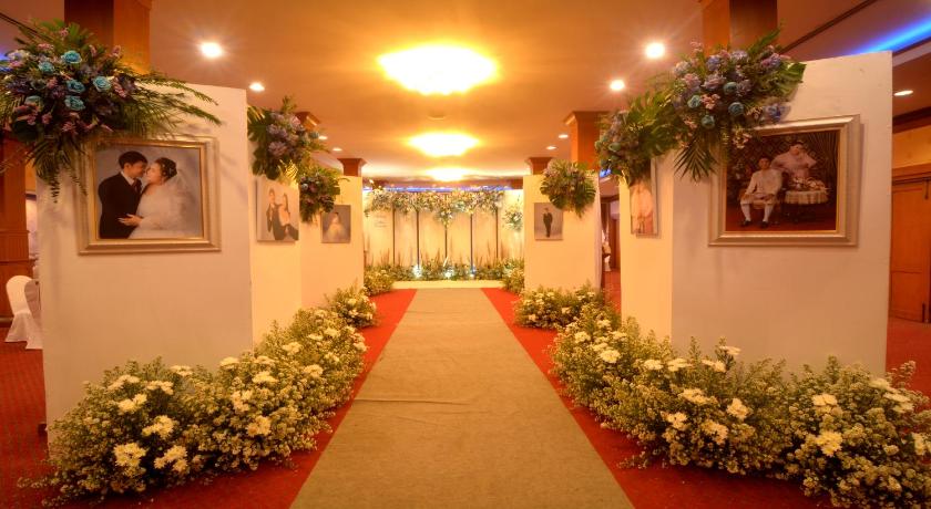 a large room with flowers in the middle of the floor, Chumphon Gardens Hotel in Chumphon