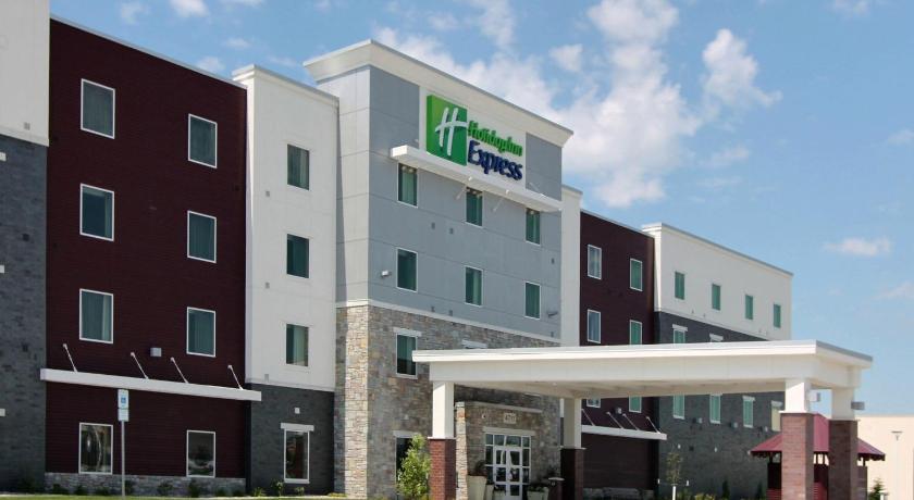 a large building with a large clock on the front of it, Holiday Inn Express Fargo SW - I-94 Medical Center in Fargo (ND)