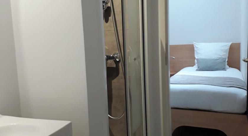 Bathroom, Hotel des Voyageurs Centre Bastide in Bordeaux