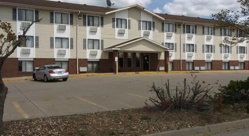 Amerihost Inn & Suites photo