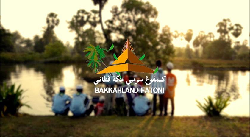 people standing around a picnic table, Bakkahland Farm and Resort in Pattani