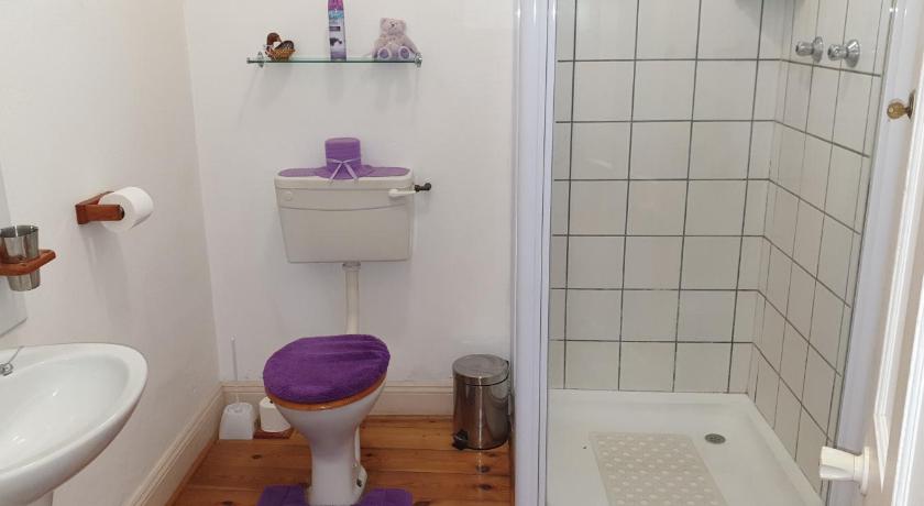 a bathroom with a toilet, sink, and tub, Stemar Self Catering in Graaff-Reinet