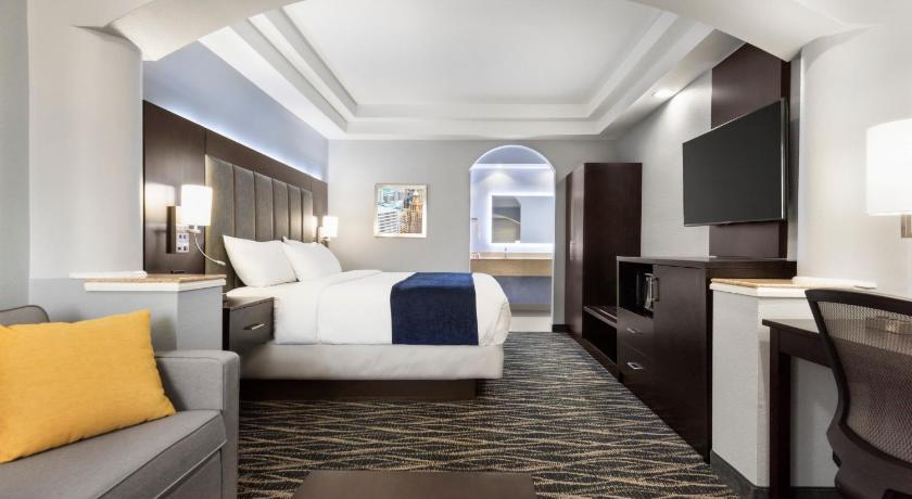  Days Inn & Suites by Wyndham Houston Hobby Airport