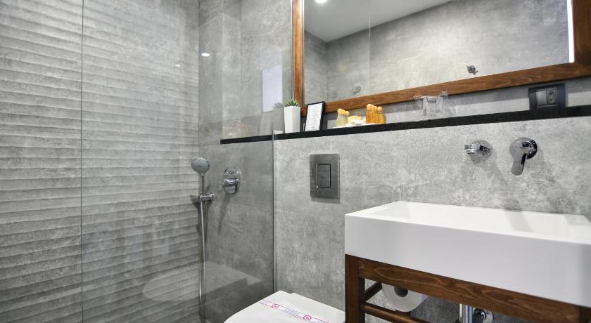 Image of Standard Triple Room Garden View 2