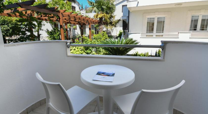 Image of Standard Triple Room Garden View 1