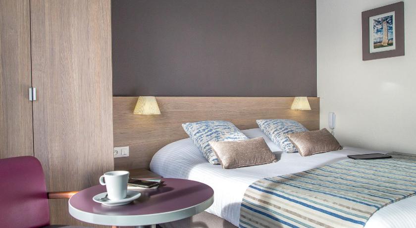Image of 1 Queen Bed, Nonsmoking, Privilege Room, Balcony, Portside 14