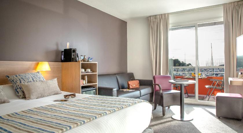 Image of Suite - 1 Queen Bed, Nonsmoking, Port View, Sofabed 0