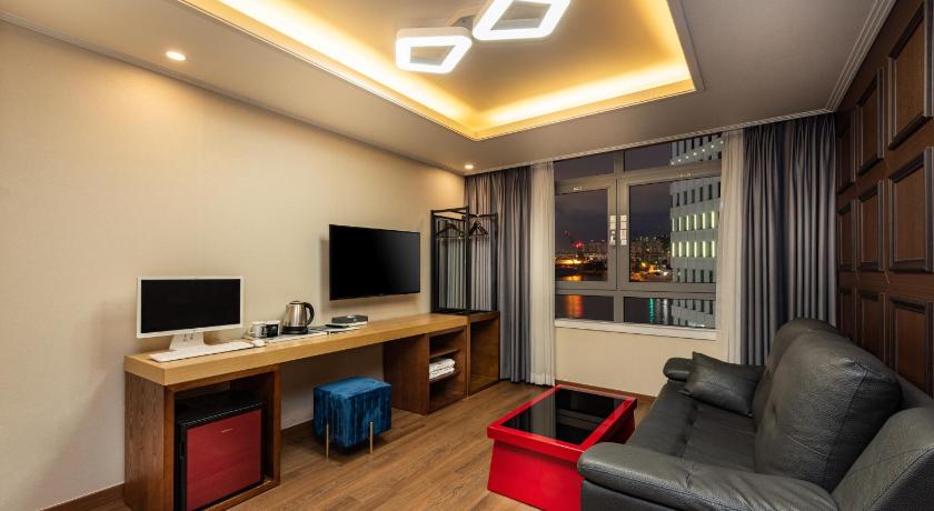 Image of Family Suite Harbor View 11