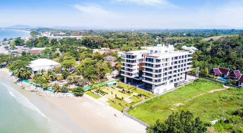 a large building with a view of the ocean, Escape Condominiums Beachfront Suites - Mae Phim in Rayong