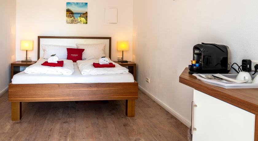 Image of Double Room with Partial Sea View and Balcony - 8 12