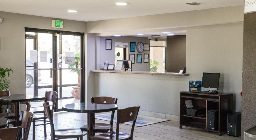 Mockingbird Inn & Suites photo