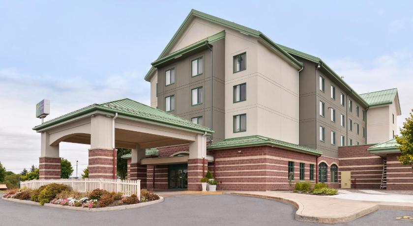 Holiday Inn Express Breezewood photo