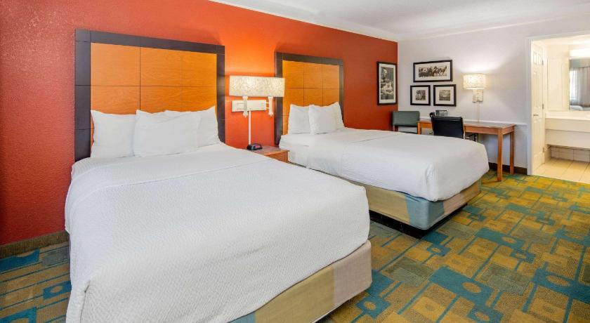Image of 2 Double Beds, Executive Room, Non-smoking. 1