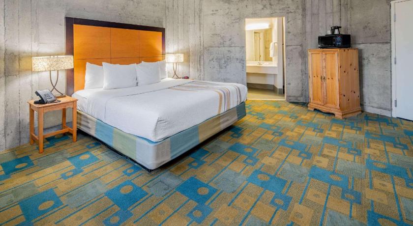 Image of 1 King Bed, Executive Room, Non-Smoking. 0
