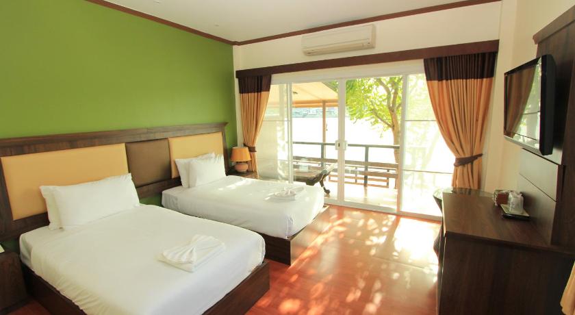 a hotel room with two beds and two lamps, Baantip Suantong in Amphawa (Samut Songkhram)