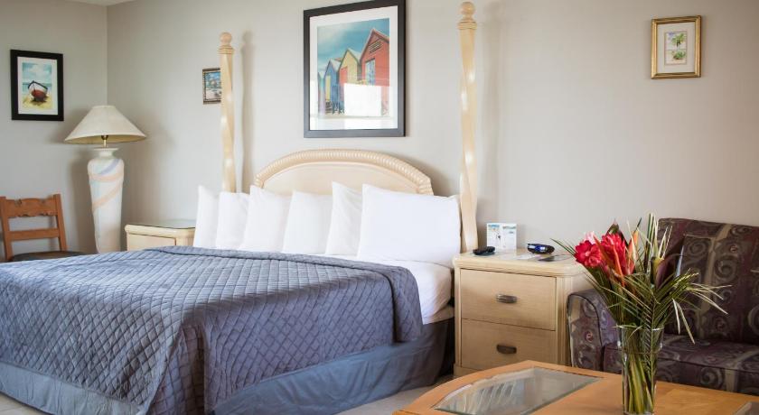 Riptide Oceanfront Hotel photo