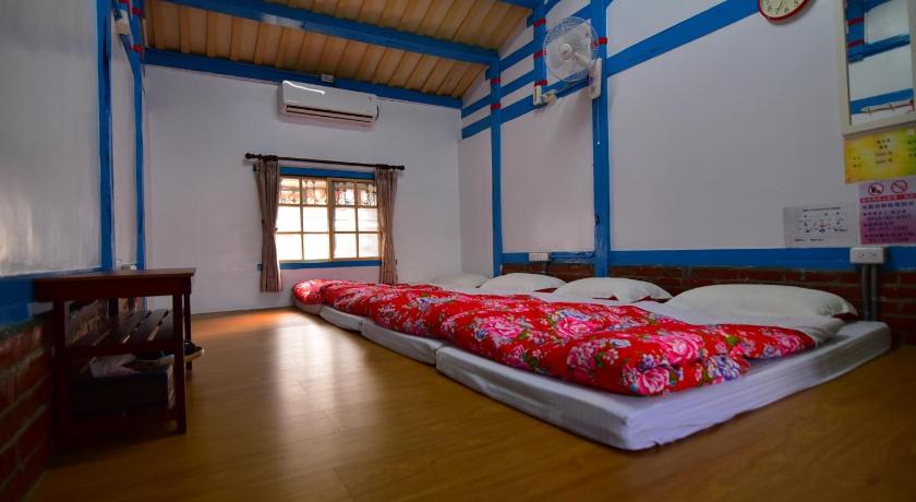 Image of Family Room with Shared Bathroom 1