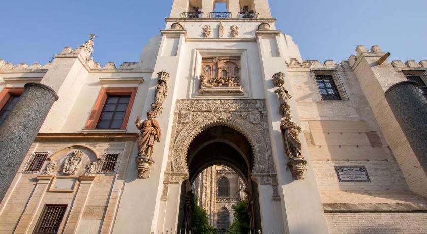 Seville city walls apartment with parking - image 5