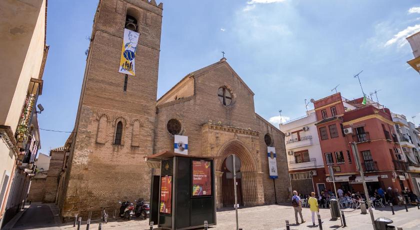 Seville city walls apartment with parking - image 3