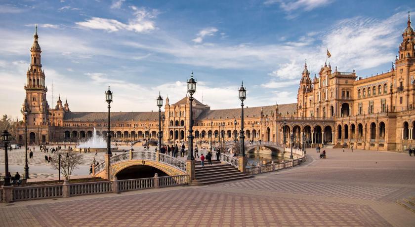 Seville city walls apartment with parking - image 11