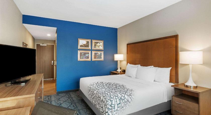 La Quinta Inn & Suites by Wyndham Kansas City Beacon Hill