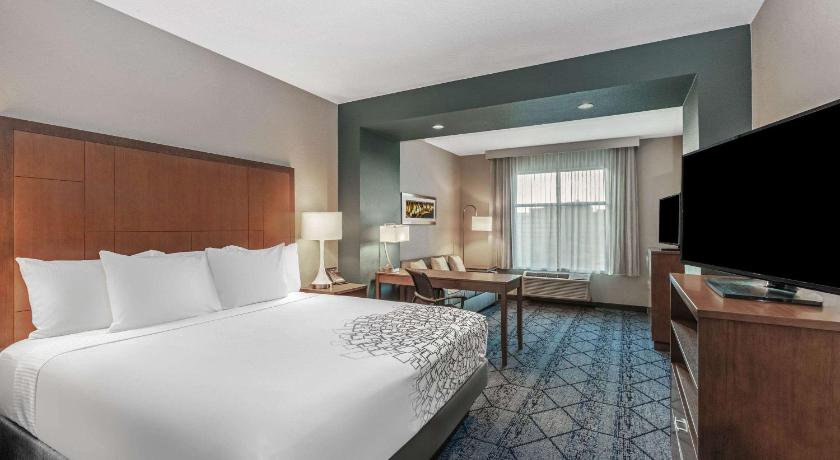 La Quinta Inn & Suites by Wyndham Kansas City Beacon Hill