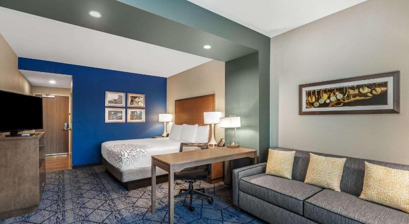 La Quinta Inn & Suites by Wyndham Kansas City Beacon Hill