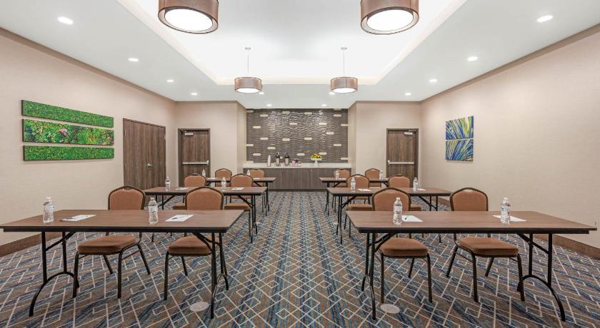 La Quinta Inn and Suites by Wyndham Houston Spring South