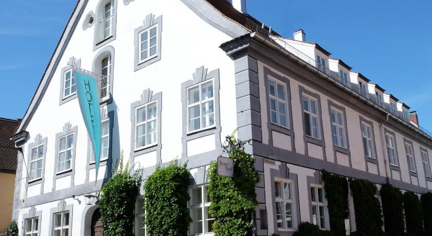 a large building with a large window on the side of it, Hotel Maurerhansl in Diessen am Ammersee