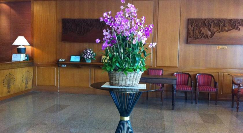 a vase filled with flowers on top of a table, Royal Lanna Hotel (SHA Extra Plus) in Chiang Mai
