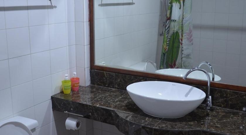 a bathroom with a toilet, sink, and tub, โรงแรมเมืองเพรียวอินน์ Mueang Phriao Inn Hotel in Saraburi