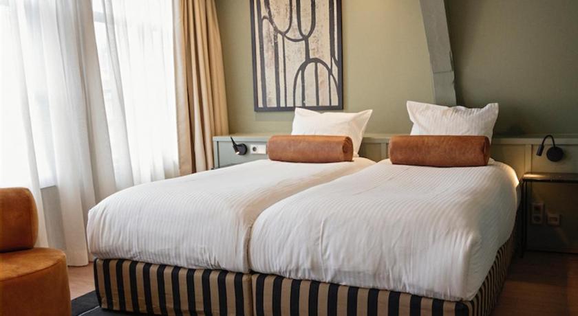 Image of Deluxe Twin Room with Canal View 1