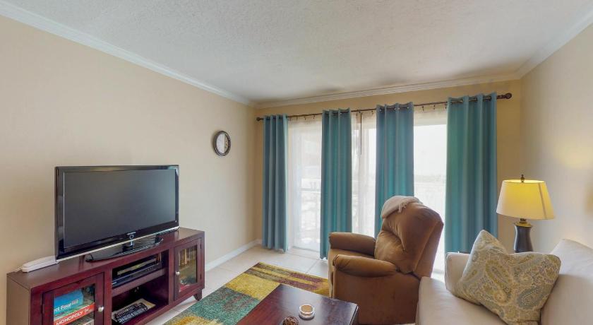 a living room filled with furniture and a tv, Sunflower in Cocoa Beach (FL)