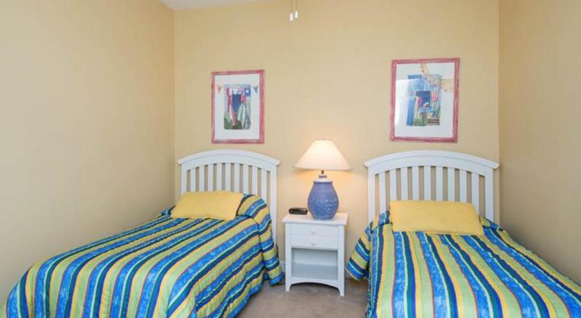 two beds in a room with a blue wall, TOPS'L Tides II in Destin (FL)