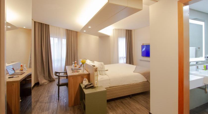 Image of Deluxe Suite with King Bed 5