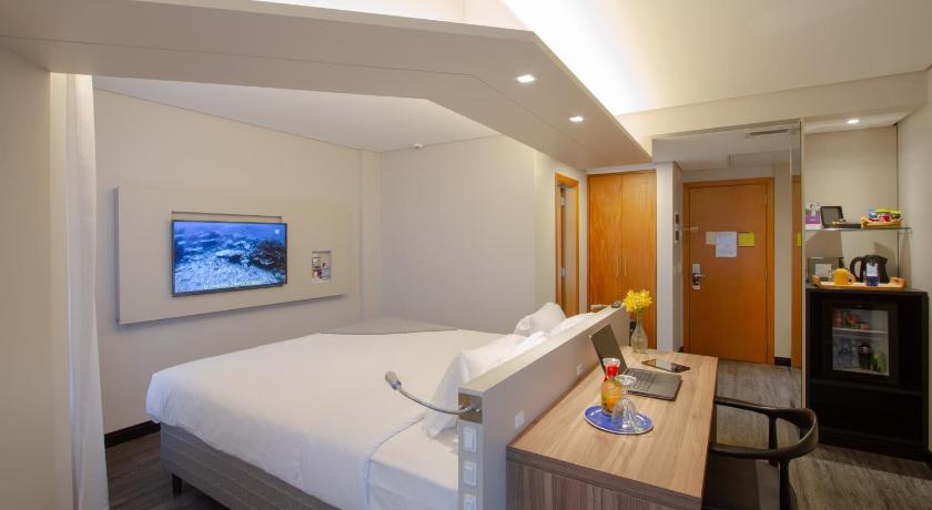 Image of Deluxe Suite with King Bed 9