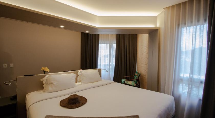 Image of Deluxe Suite with King Bed 4